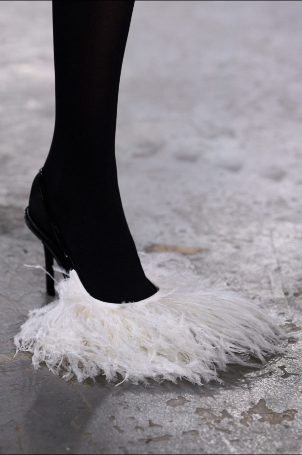 مجموعة David Koma لخريف وشتاء 2024: أزياء مستوحاة من عالم الرقص