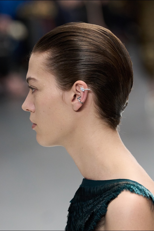 مجموعة Fendi للهوت كوتور لربيع 2024 قصيدة خيالية لمستقبل الانسان