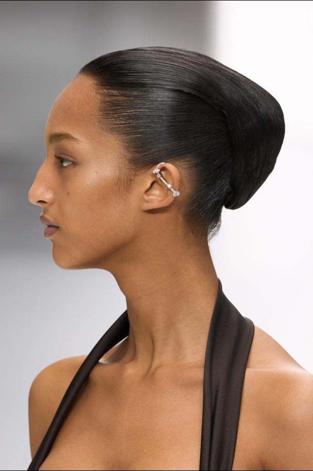 مجموعة Fendi للهوت كوتور لربيع 2024 قصيدة خيالية لمستقبل الانسان