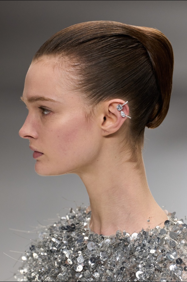 مجموعة Fendi للهوت كوتور لربيع 2024 قصيدة خيالية لمستقبل الانسان