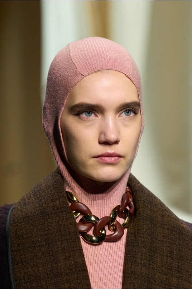 كيم جونز يستحضر حقبة الثمانينيات في لندن إلى عرض Fendi لخريف 2024