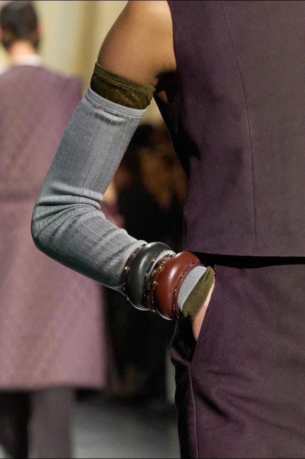 كيم جونز يستحضر حقبة الثمانينيات في لندن إلى عرض Fendi لخريف 2024