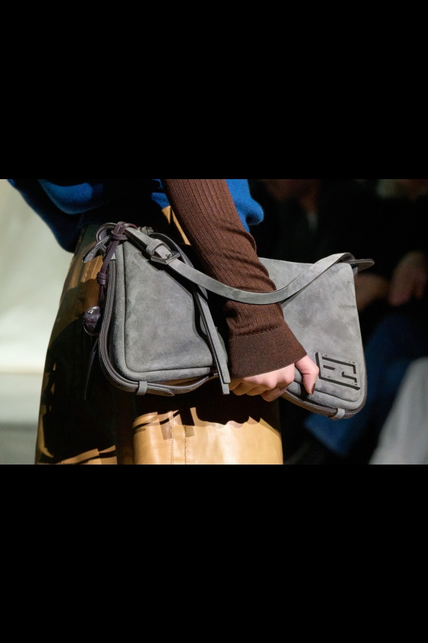 كيم جونز يستحضر حقبة الثمانينيات في لندن إلى عرض Fendi لخريف 2024