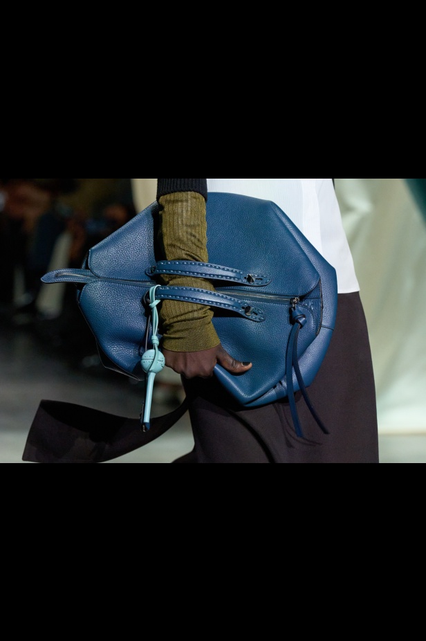 كيم جونز يستحضر حقبة الثمانينيات في لندن إلى عرض Fendi لخريف 2024