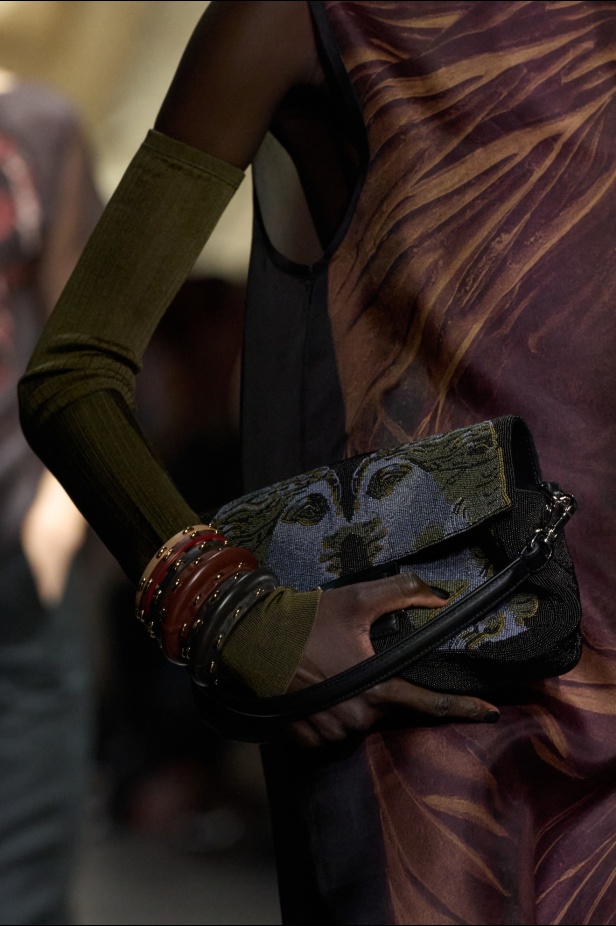 كيم جونز يستحضر حقبة الثمانينيات في لندن إلى عرض Fendi لخريف 2024