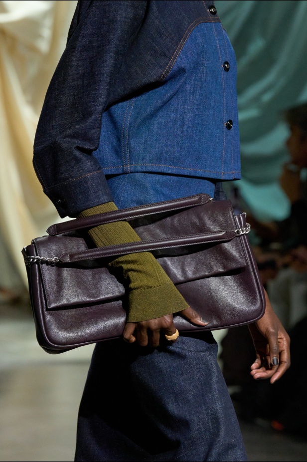 كيم جونز يستحضر حقبة الثمانينيات في لندن إلى عرض Fendi لخريف 2024