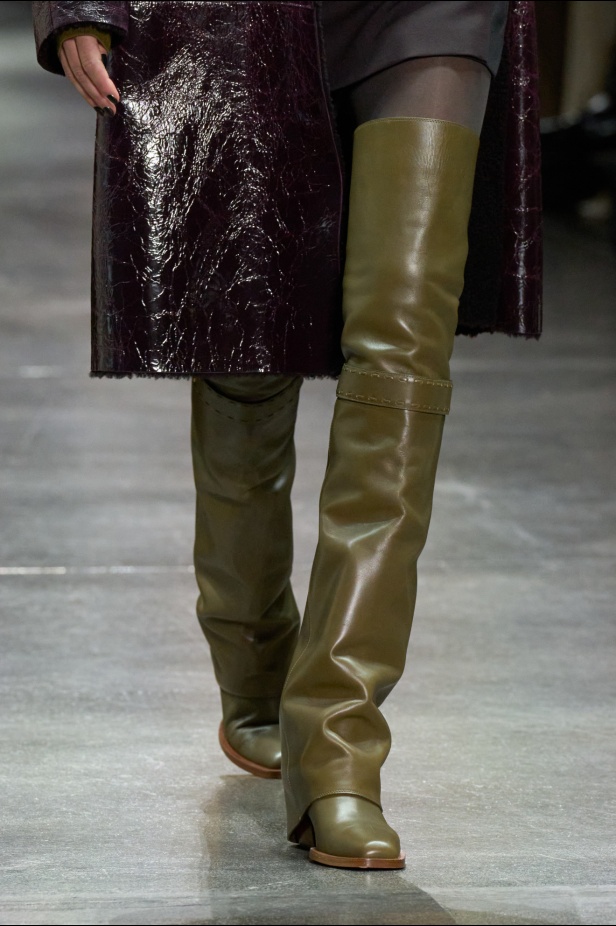 كيم جونز يستحضر حقبة الثمانينيات في لندن إلى عرض Fendi لخريف 2024