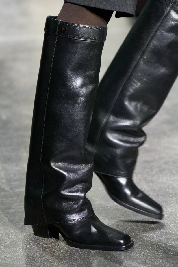 كيم جونز يستحضر حقبة الثمانينيات في لندن إلى عرض Fendi لخريف 2024