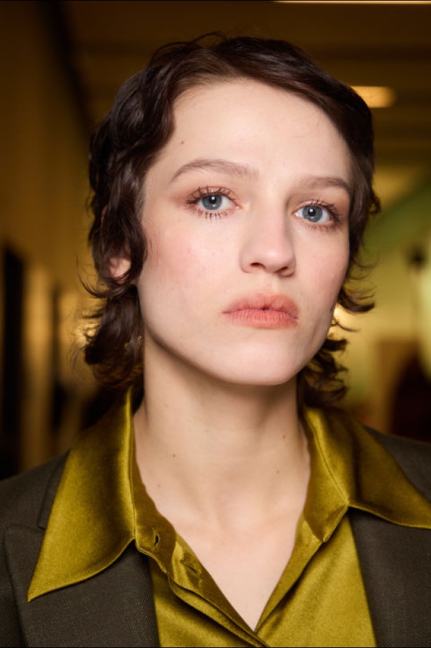 اطلالات جمالية من مجموعة Alberta Ferretti لخريف وشتاء 2024