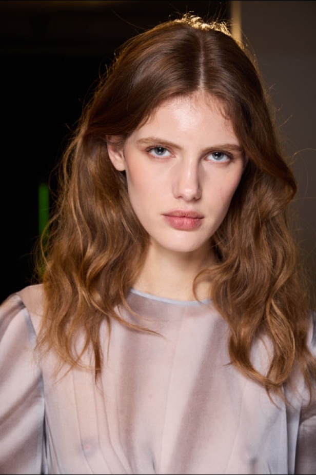 اطلالات جمالية من مجموعة Alberta Ferretti لخريف وشتاء 2024