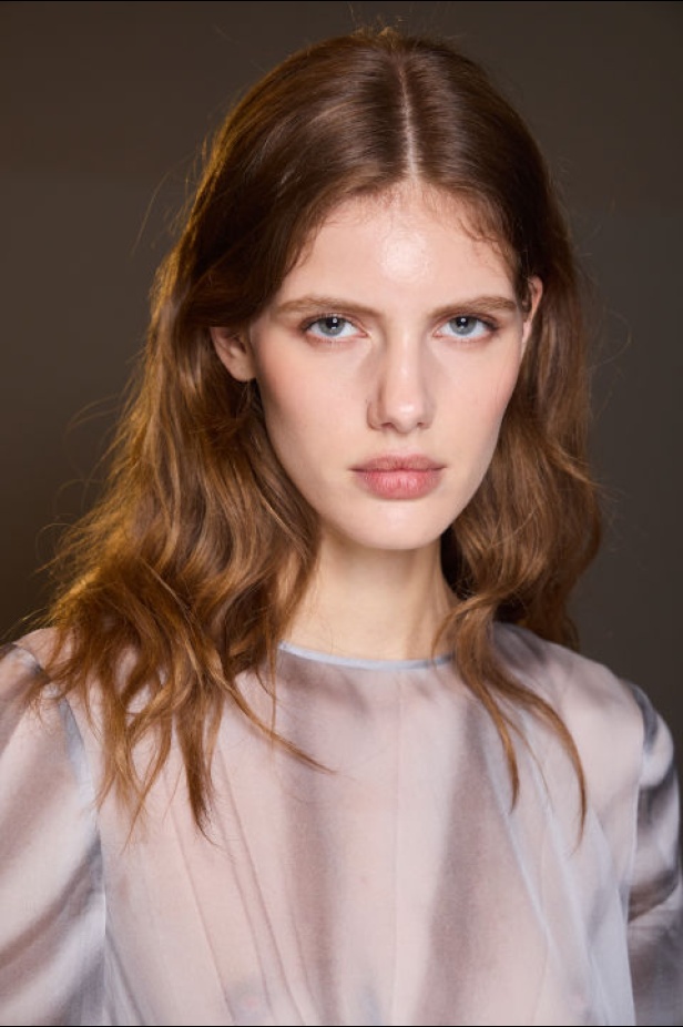 اطلالات جمالية من مجموعة Alberta Ferretti لخريف وشتاء 2024