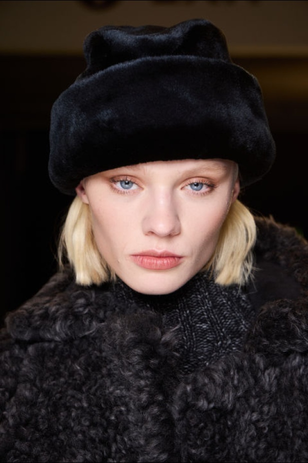 اطلالات جمالية من مجموعة Alberta Ferretti لخريف وشتاء 2024