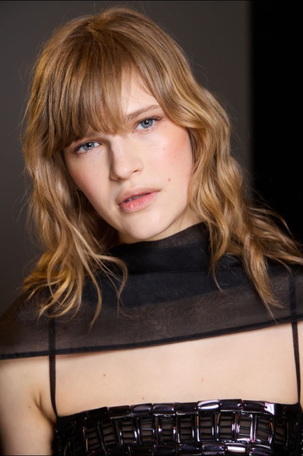 اطلالات جمالية من مجموعة Alberta Ferretti لخريف وشتاء 2024