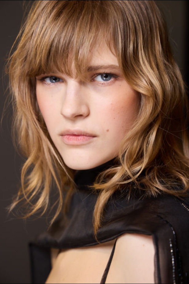 اطلالات جمالية من مجموعة Alberta Ferretti لخريف وشتاء 2024