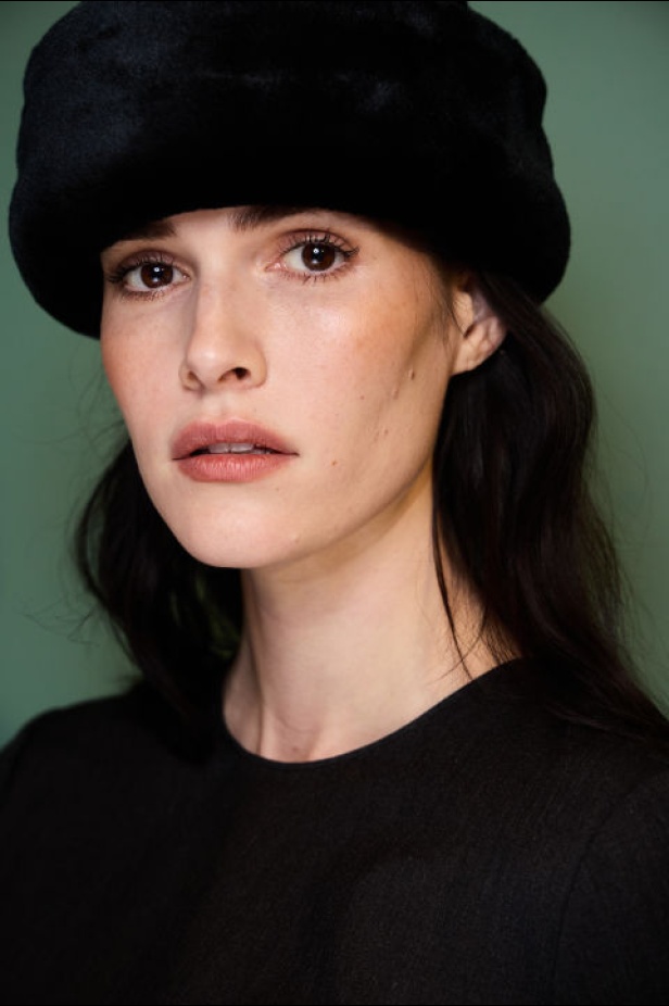 اطلالات جمالية من مجموعة Alberta Ferretti لخريف وشتاء 2024