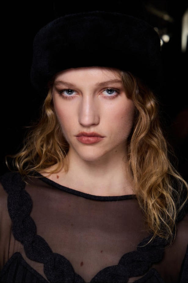 اطلالات جمالية من مجموعة Alberta Ferretti لخريف وشتاء 2024