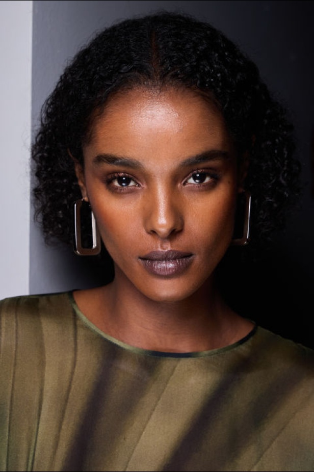 اطلالات جمالية من مجموعة Alberta Ferretti لخريف وشتاء 2024