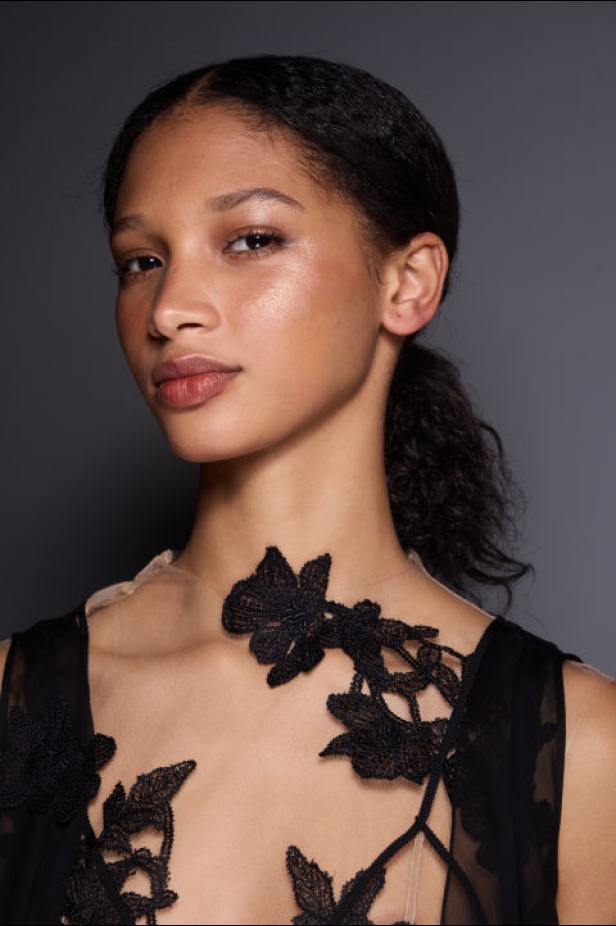 اطلالات جمالية من مجموعة Alberta Ferretti لخريف وشتاء 2024