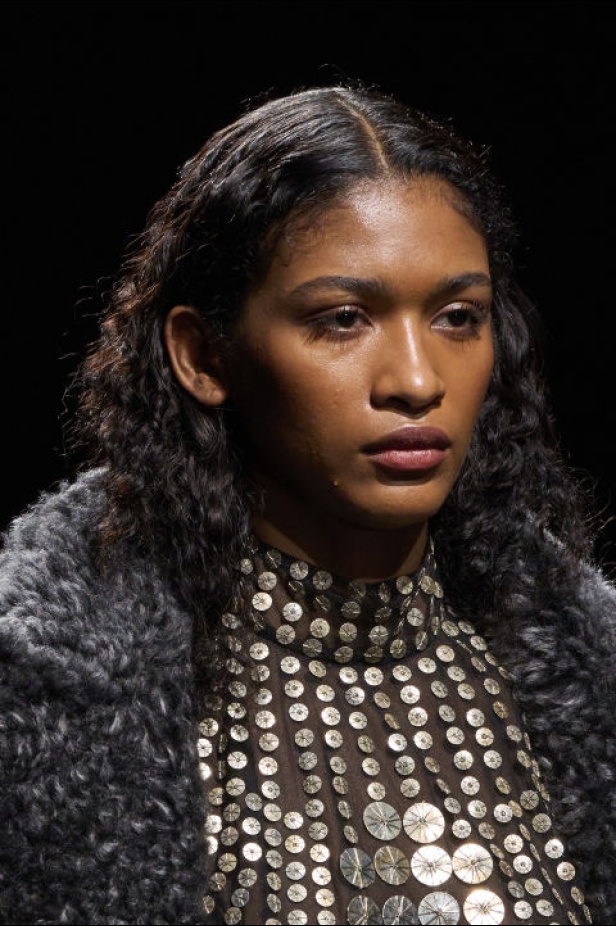 اطلالات جمالية من مجموعة Alberta Ferretti لخريف وشتاء 2024