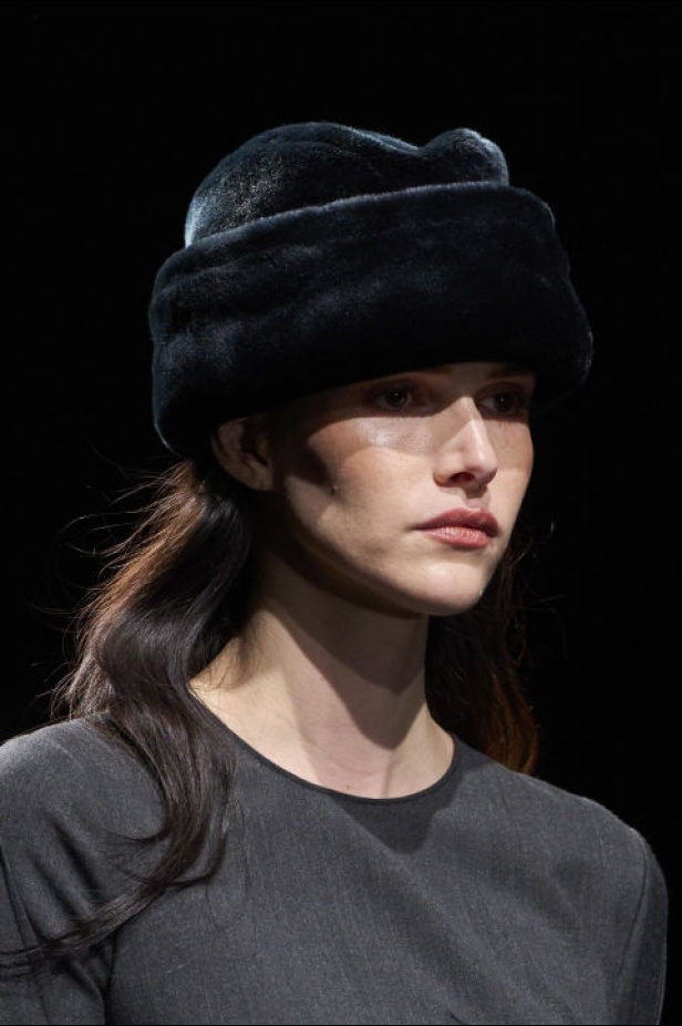 اطلالات جمالية من مجموعة Alberta Ferretti لخريف وشتاء 2024