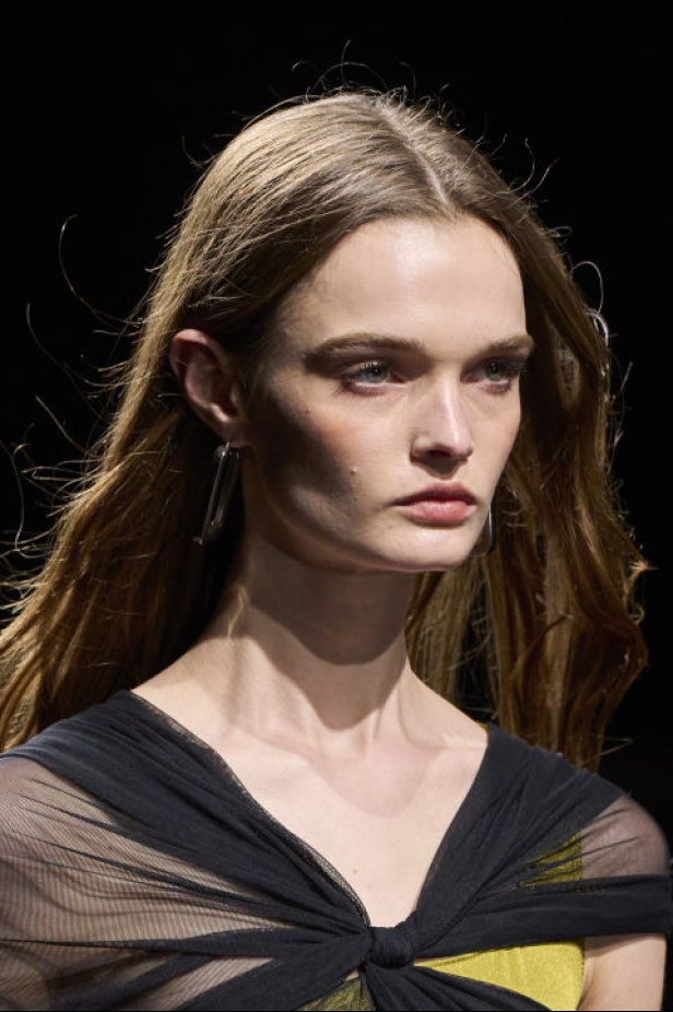 اطلالات جمالية من مجموعة Alberta Ferretti لخريف وشتاء 2024