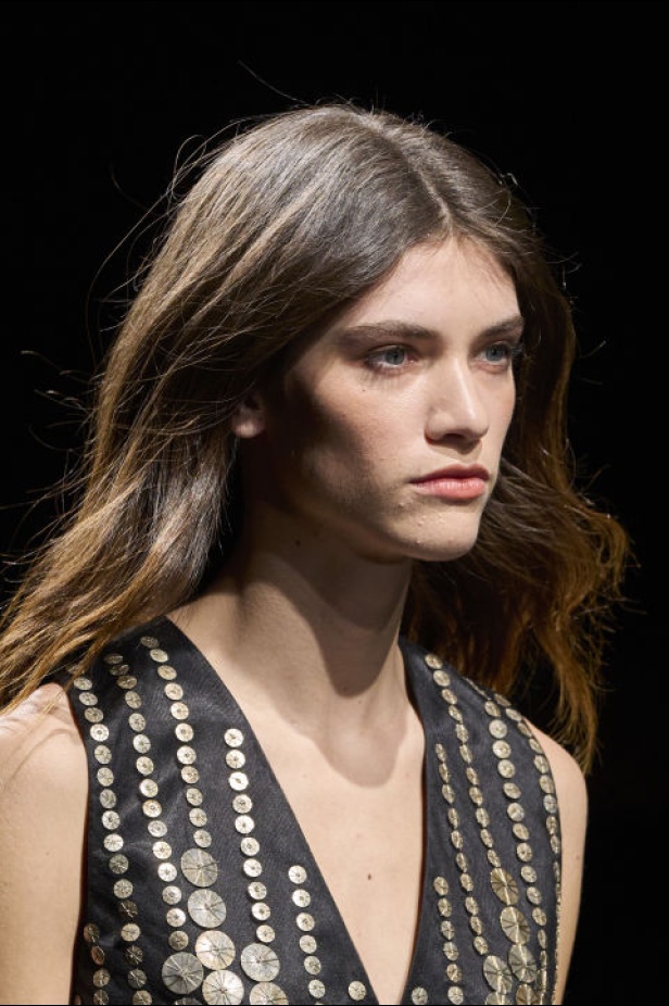 اطلالات جمالية من مجموعة Alberta Ferretti لخريف وشتاء 2024