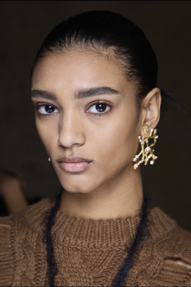 مجموعة Jason Wu لخريف 2024: تصاميم غارقة في جمال الليل الداكن والحرفية العالية