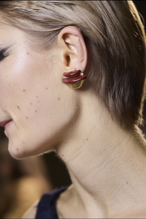 مجموعة Jason Wu لخريف 2024: تصاميم غارقة في جمال الليل الداكن والحرفية العالية