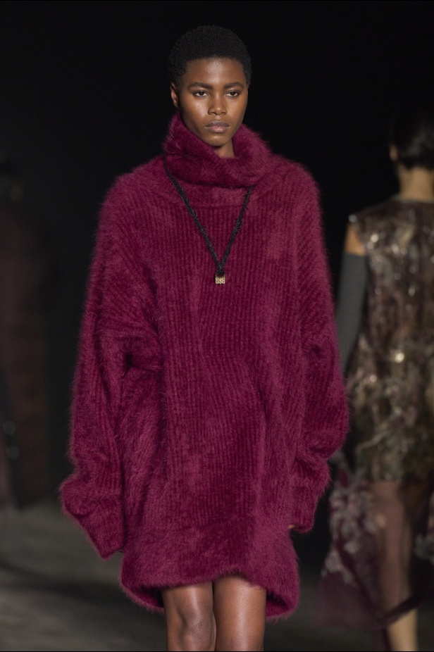 مجموعة Jason Wu لخريف 2024: تصاميم غارقة في جمال الليل الداكن والحرفية العالية