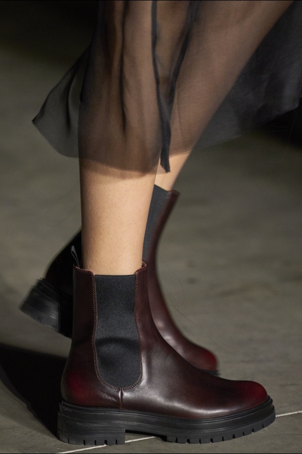 مجموعة Jason Wu لخريف 2024: تصاميم غارقة في جمال الليل الداكن والحرفية العالية