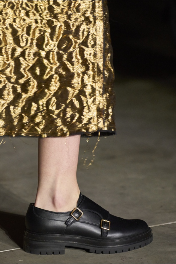 مجموعة Jason Wu لخريف 2024: تصاميم غارقة في جمال الليل الداكن والحرفية العالية