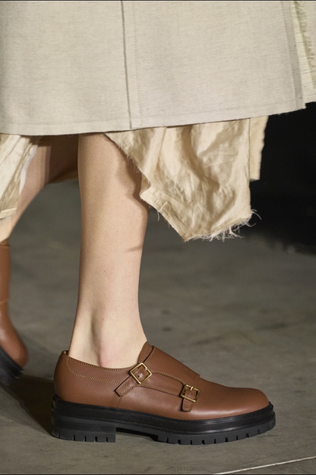 مجموعة Jason Wu لخريف 2024: تصاميم غارقة في جمال الليل الداكن والحرفية العالية