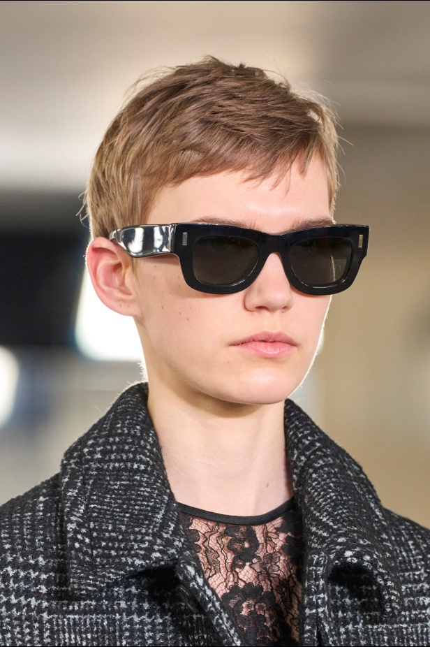 مجموعة Michael Kors لخريف وشتاء 2024: البدلة تفرض حضورها وسحر الثلاثينات يطغى على أجواء العرض