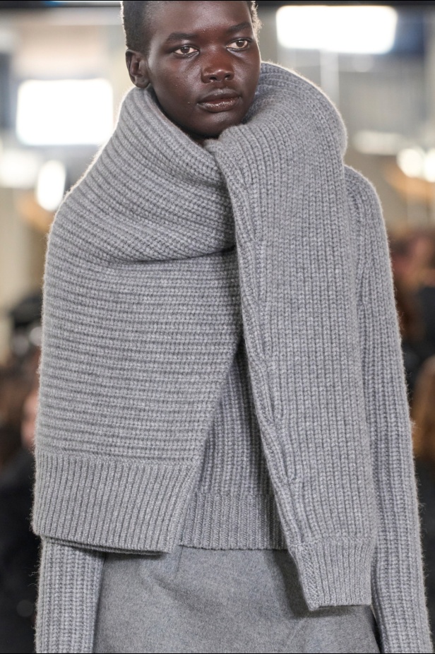 مجموعة Michael Kors لخريف وشتاء 2024: البدلة تفرض حضورها وسحر الثلاثينات يطغى على أجواء العرض