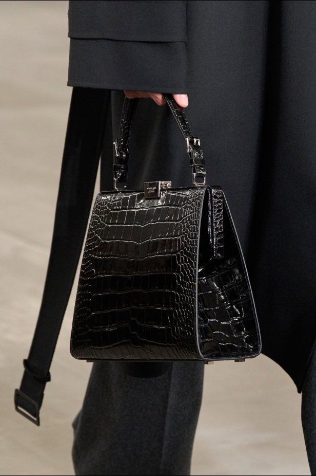 مجموعة Michael Kors لخريف وشتاء 2024: البدلة تفرض حضورها وسحر الثلاثينات يطغى على أجواء العرض