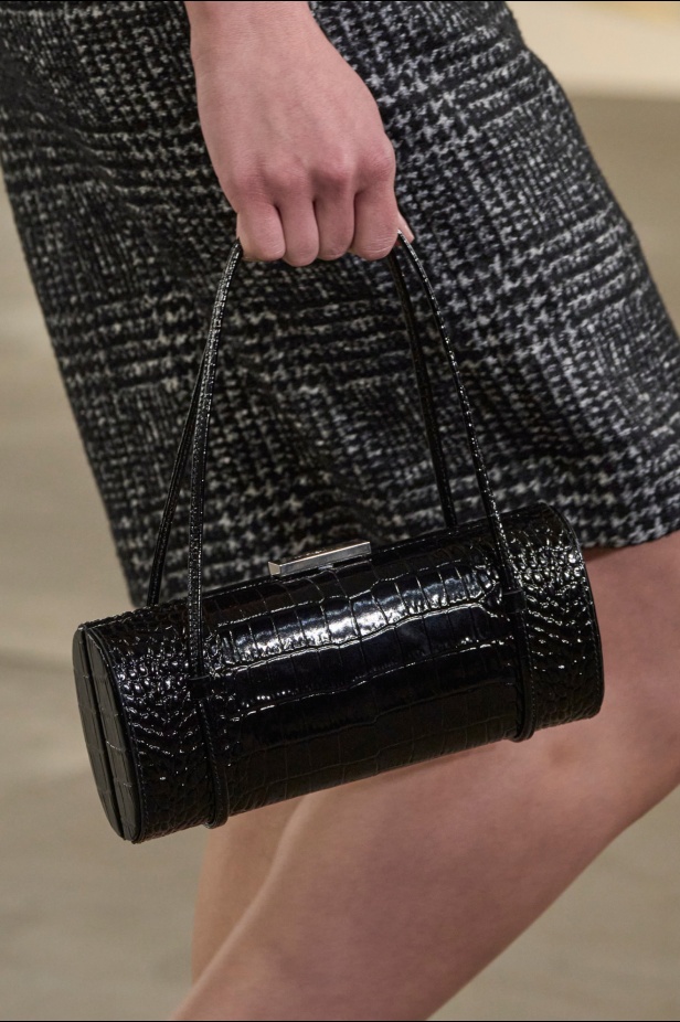 مجموعة Michael Kors لخريف وشتاء 2024: البدلة تفرض حضورها وسحر الثلاثينات يطغى على أجواء العرض