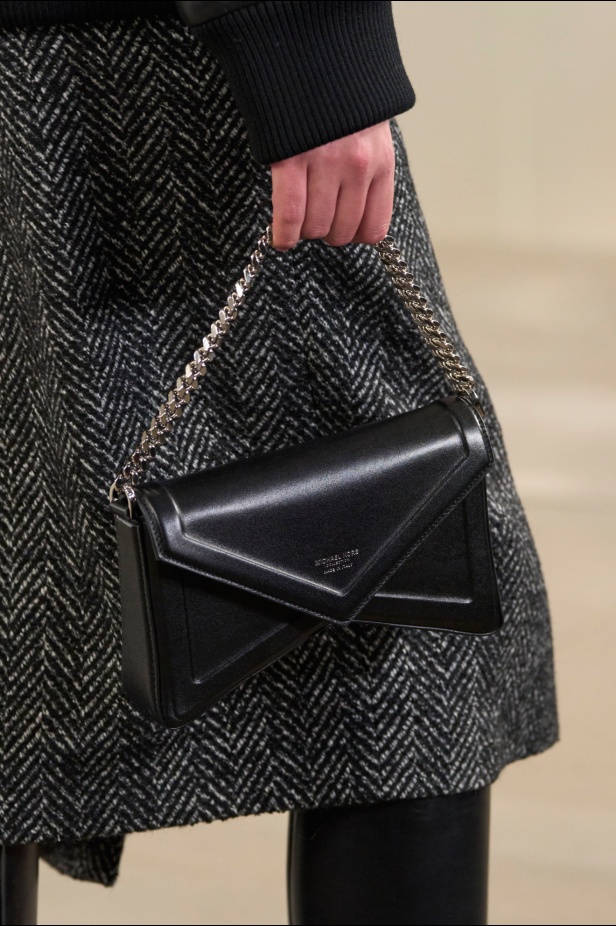 مجموعة Michael Kors لخريف وشتاء 2024: البدلة تفرض حضورها وسحر الثلاثينات يطغى على أجواء العرض