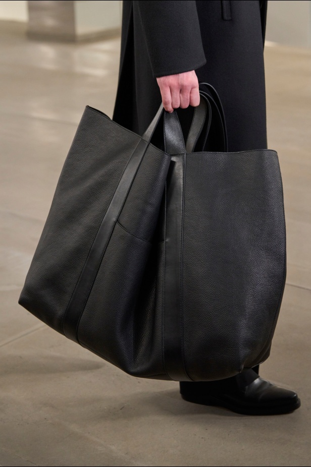 مجموعة Michael Kors لخريف وشتاء 2024: البدلة تفرض حضورها وسحر الثلاثينات يطغى على أجواء العرض