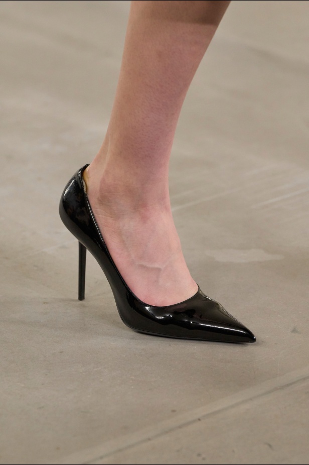 مجموعة Michael Kors لخريف وشتاء 2024: البدلة تفرض حضورها وسحر الثلاثينات يطغى على أجواء العرض