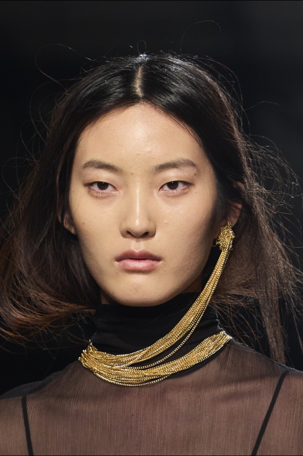 مجموعة No. 21 لخريف 2024 تجمع التمرّد بالأناقة وتضفي البريق على أسبوع الموضة في ميلانو