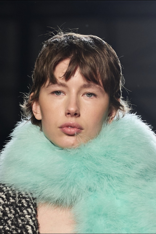 مجموعة No. 21 لخريف 2024 تجمع التمرّد بالأناقة وتضفي البريق على أسبوع الموضة في ميلانو