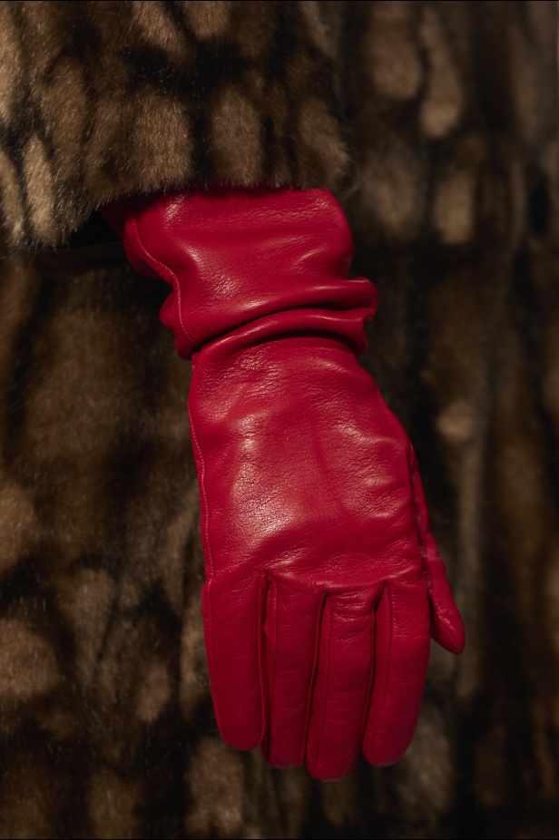 مجموعة No. 21 لخريف 2024 تجمع التمرّد بالأناقة وتضفي البريق على أسبوع الموضة في ميلانو