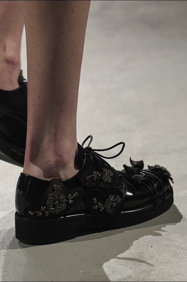 مجموعة No. 21 لخريف 2024 تجمع التمرّد بالأناقة وتضفي البريق على أسبوع الموضة في ميلانو