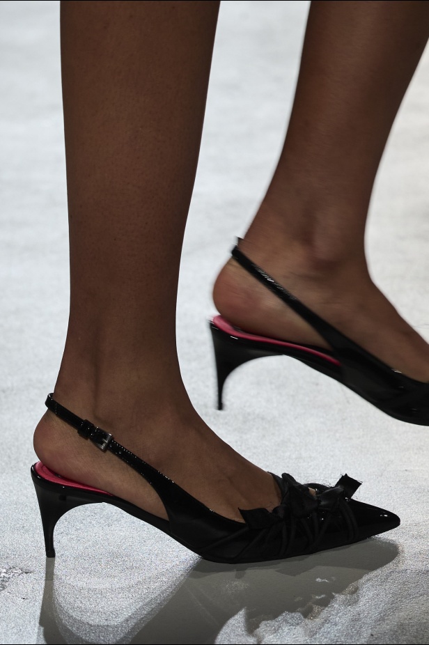 مجموعة No. 21 لخريف 2024 تجمع التمرّد بالأناقة وتضفي البريق على أسبوع الموضة في ميلانو