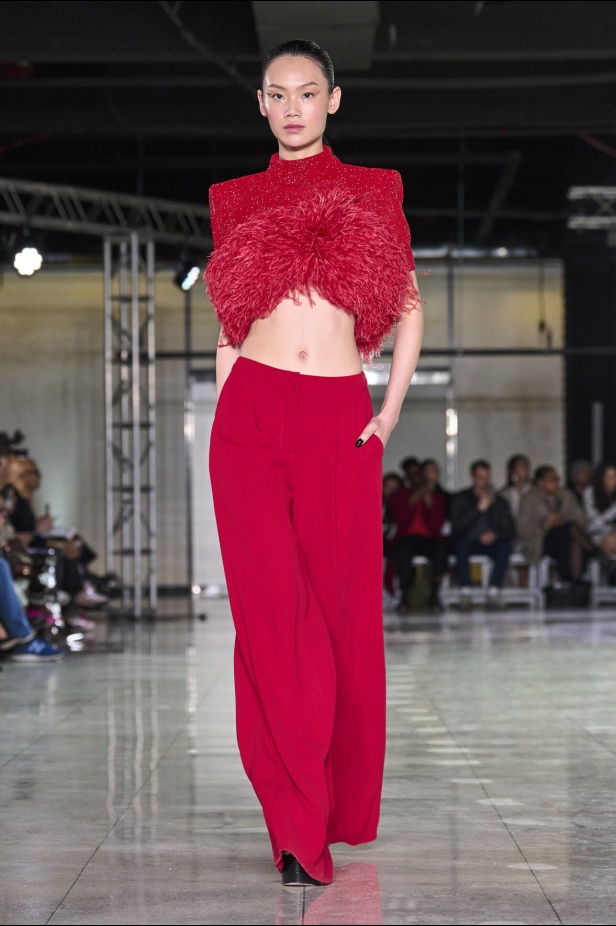 تشكيلة نعيم خان لموسم خريف وشتاء 2024 أسلوب جريء بطيات الترتر والريش 