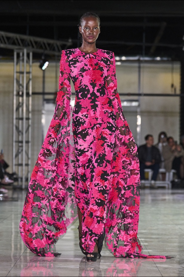 تشكيلة نعيم خان لموسم خريف وشتاء 2024 أسلوب جريء بطيات الترتر والريش 