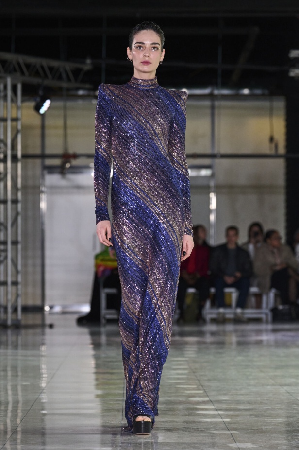 تشكيلة نعيم خان لموسم خريف وشتاء 2024 أسلوب جريء بطيات الترتر والريش 