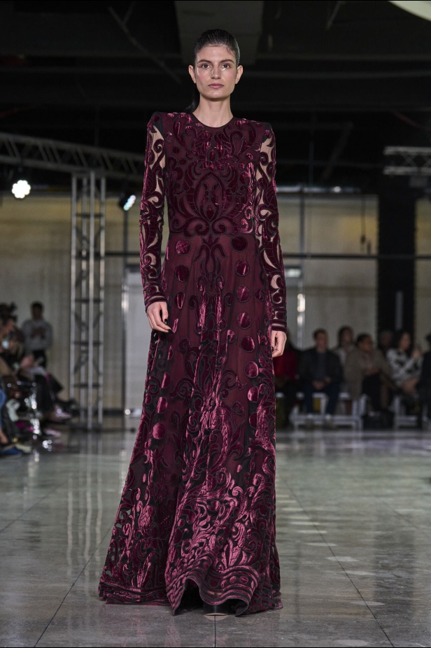 تشكيلة نعيم خان لموسم خريف وشتاء 2024 أسلوب جريء بطيات الترتر والريش 