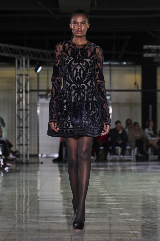 تشكيلة نعيم خان لموسم خريف وشتاء 2024 أسلوب جريء بطيات الترتر والريش 