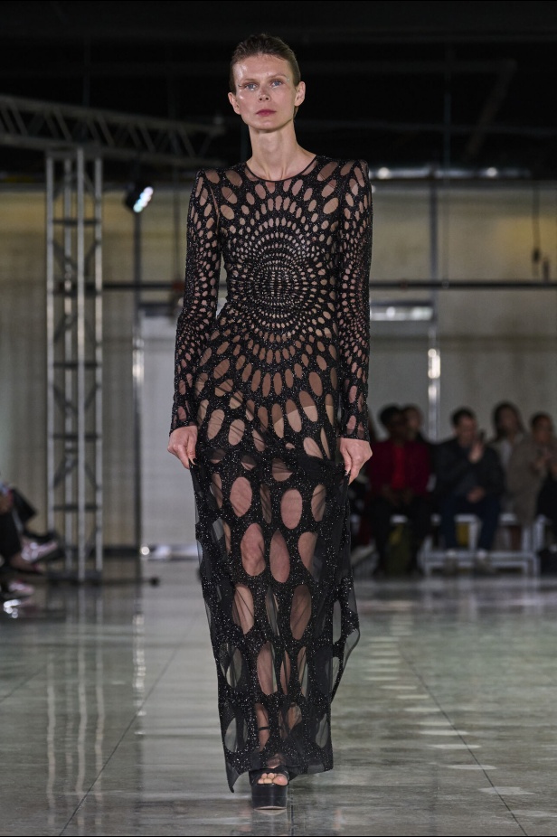 تشكيلة نعيم خان لموسم خريف وشتاء 2024 أسلوب جريء بطيات الترتر والريش 